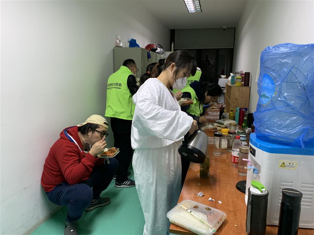 綠馬甲“浦東青年志愿者”，的一次晚班志愿服務(wù)