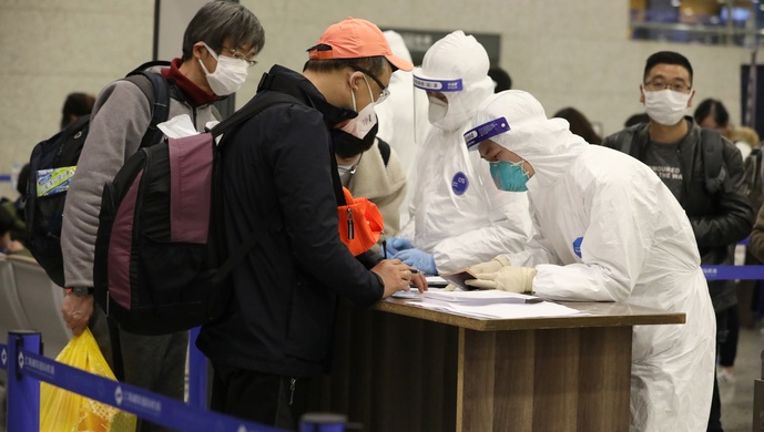 浦東機(jī)場對入境重點航班加大流調(diào)后，現(xiàn)場有數(shù)小時耐心等候旅客和十小時不脫的誠格防護(hù)服