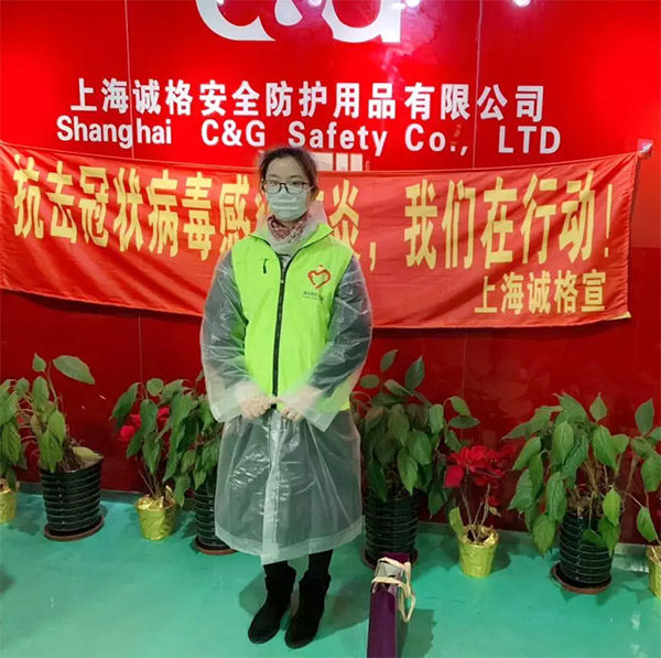 攜手戰(zhàn)“疫”，逆風(fēng)而上，上海志愿者助力抗疫防護(hù)服生產(chǎn)